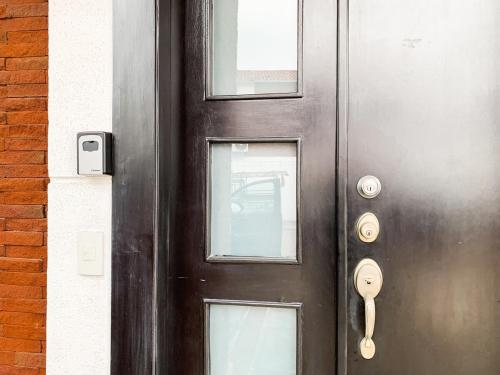 a black door with a handle on a house at 3 dormitorios piscina privada BBQ parking free in SamborondÃ³n