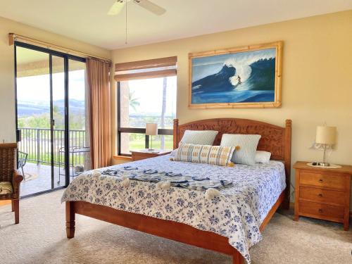 Un dormitorio con una cama y un balcón. en 622 Bay Club, en Waikoloa