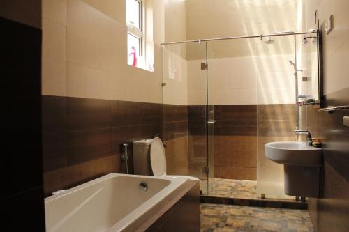 Ένα μπάνιο στο Superior Villa near Colombo Airport