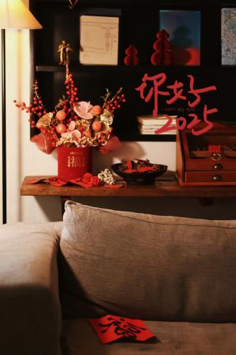a living room with a table with a flower arrangement at Dali Shuanglang Anqi'erhai Resort Hotel in Dali Shuanglang