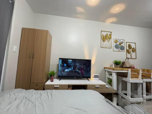 una camera con letto e TV su un tavolo di The Aquascape a Lapu Lapu City
