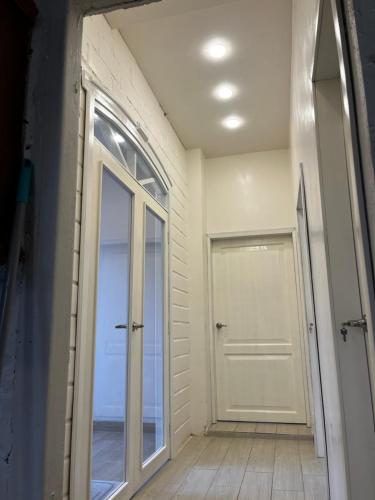 a hallway with a white door and a window at CASA ENTERA HERMOSA con Desayunos incluidos in Puyo