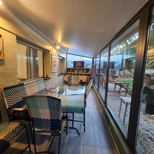 une salle à manger avec une table et des chaises et un balcon dans l'établissement 1 min de la plage, 3 chambres, terrasse et jardin, à Nice