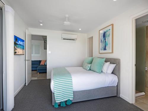 Cama o camas de una habitación en Hidden Cove on Hamilton Island by HIHA