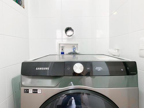 a washing machine in a room with a sink at Airbnb Guayaquil, Mall del Sol, Piso alto in Guayaquil