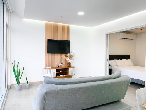 a living room with a couch and a bed at Airbnb Guayaquil, Mall del Sol, Piso alto in Guayaquil