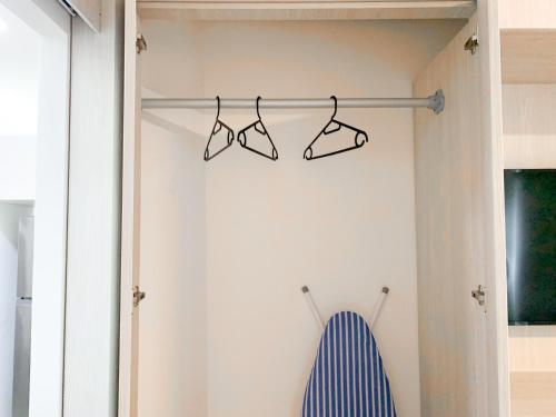 a pair of glasses hanging on a rack in a closet at Airbnb Guayaquil, Mall del Sol, Piso alto in Guayaquil