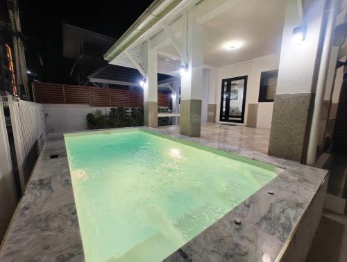 Bazén v ubytování Merry house บ้านพักริมหาดบางแสน nebo v jeho okolí