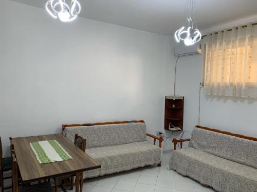 salon z dwoma krzesłami i stołem w obiekcie Beachside Studio w Durrës