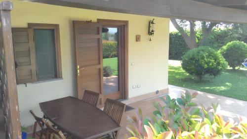 Κήπος έξω από το Comfortable House in Pescia Romana