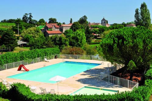 - une vue sur la piscine dans la cour dans l'établissement VTF Le Domaine du Peyrichoux, à Singleyrac