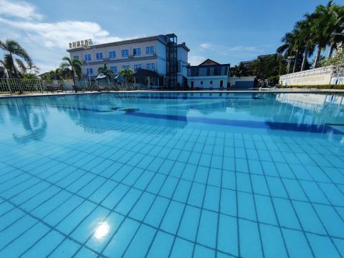 a large swimming pool with blue water at Hubei Hotel in Vientiane