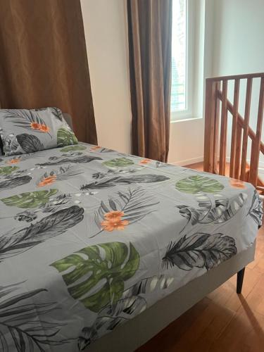 - un lit avec une couette et des fleurs dans l'établissement Victor Hugo, à Avesnes-sur-Helpe