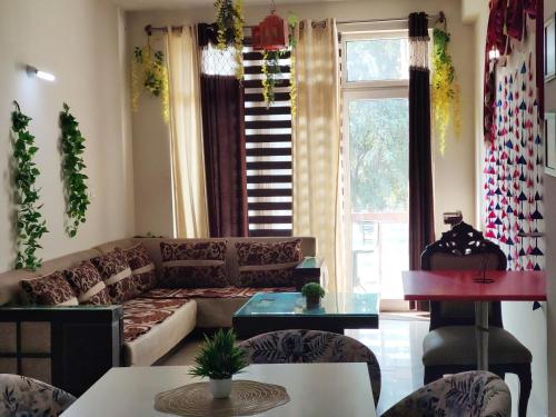 Χώρος καθιστικού στο 3 BHK Condo For Family On Manali Expressway
