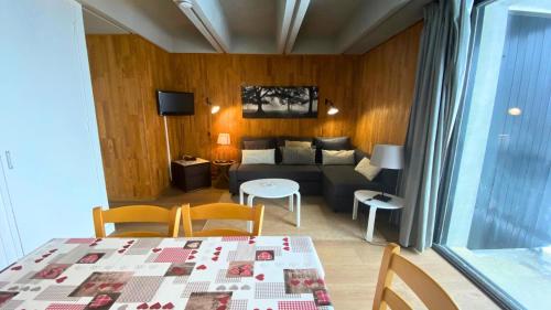 un salon avec un canapé et une table dans l'établissement Résidence Aldébaran - maeva Home - Appartement 2 Pièces 6 Personnes - Confort MAE-3806, à Arâches-la-Frasse