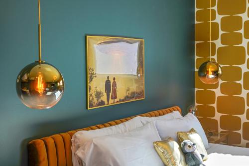 a bedroom with a bed and a picture on the wall at The Stardust Hotel - Adults Only in Palm Springs