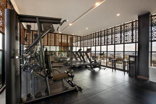 Fitness centrum a/nebo fitness zařízení v ubytování The Manohara Hotel Yogyakarta