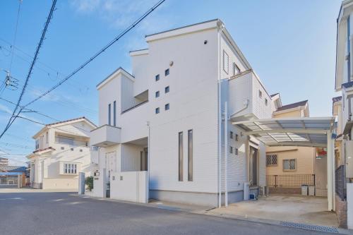 泉佐野市にある楽の宿椿の通り沿いにある白い建物