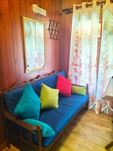 Ruang duduk di Blue Ocean Tree House Hiriketiya