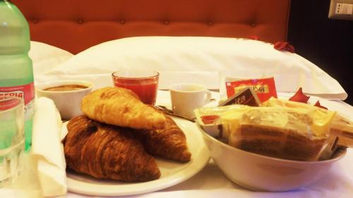 talerz chleba i rogaliki na stole w obiekcie Hotel Nautilus w Rzymie