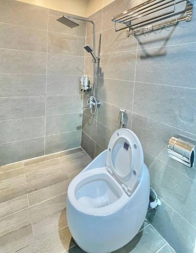 a white toilet in a bathroom with a shower at Chuồn Chuồn Villa Homestay Tam Đảo in Tam Ðảo