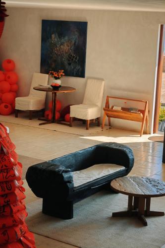 a living room with a couch and chairs and a table at Dali Shuanglang Anqi'erhai Resort Hotel in Dali Shuanglang