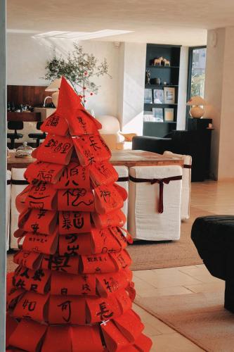 a christmas tree withinese writing on it in a living room at Dali Shuanglang Anqi'erhai Resort Hotel in Dali Shuanglang