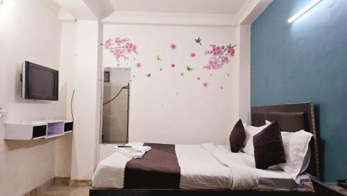 TV a/nebo společenská místnost v ubytování Hotel Embassy - Chanakyapuri