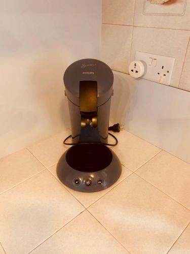 a small appliance on the floor of a bathroom at Résidence du Récif - L'Hirondelle in Bain Boeuf