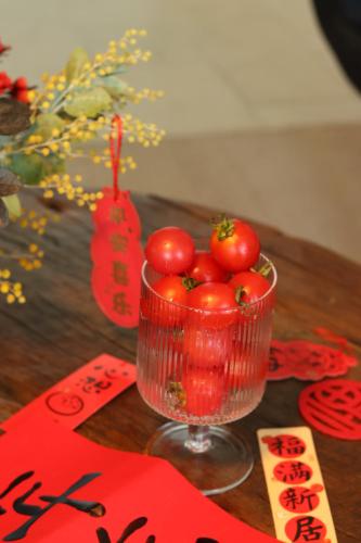 a glass bowl of tomatoes sitting on a table at Dali Shuanglang Anqi'erhai Resort Hotel in Dali Shuanglang