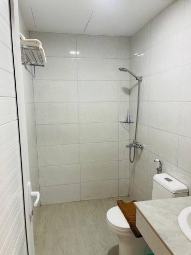 a bathroom with a shower and a toilet and a sink at Chhay Ing Guesthouse in Phumĭ Bát Tráng (1)