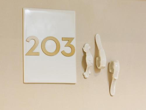 a plaque with a number twentyfive on a wall at Montebelo Vista Alegre Ílhavo Hotel in Ílhavo