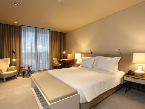 a bedroom with a large white bed in a room at Montebelo Vista Alegre Ílhavo Hotel in Ílhavo