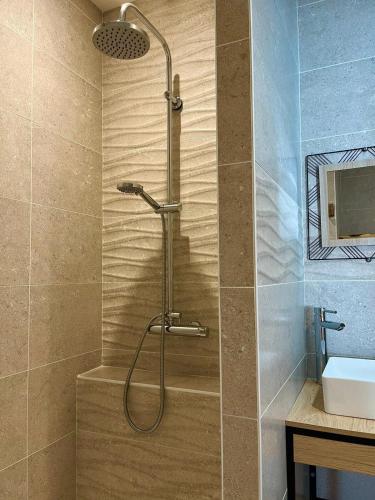 La salle de bains est pourvue d'une cabine de douche et d'un lavabo. dans l'établissement Sun Oasis Les Arrières Saisons, à Bretignolles-sur-Mer