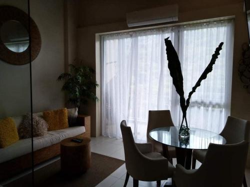 Posezení v ubytování Luxurious Family Room Pico de Loro