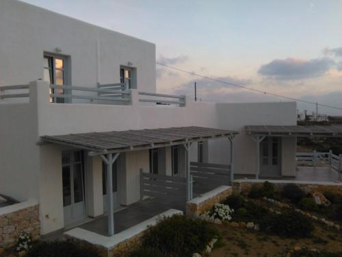 a white house with a sunset in the background at Makares in Donoussa