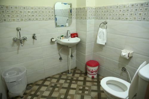 Bilik mandi di Hotel Diamond Leaf