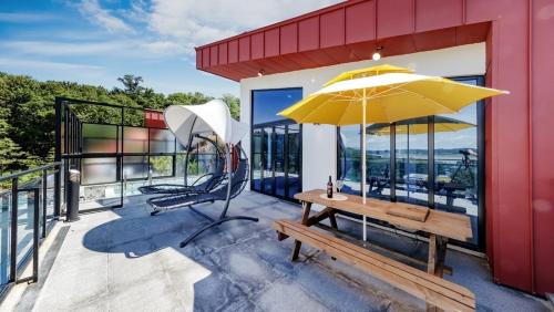 Balkón nebo terasa v ubytování Paju Obladi Pool Villa