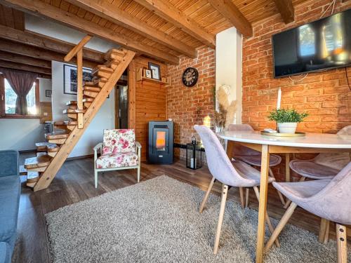 Posezení v ubytování WoodenHouse with two Apartments