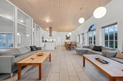 Ruang duduk di Large 18-Person Pool House With Activity Room, Built In 2011