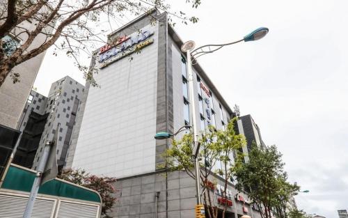 a building with a sign on the side of it at Daecheon Island Hotel in Koryŏng