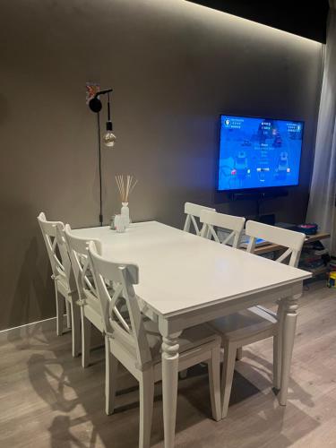 Μια τηλεόραση ή/και κέντρο ψυχαγωγίας στο Apartment in the middle of Lofoten with a bakery next door