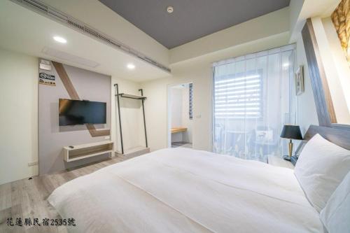 Postel nebo postele na pokoji v ubytování 重飛Go Around House 花蓮縣民宿2535號
