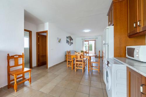 a kitchen and dining room with a table and chairs at Noria 1 in El Pozo de los Frailes