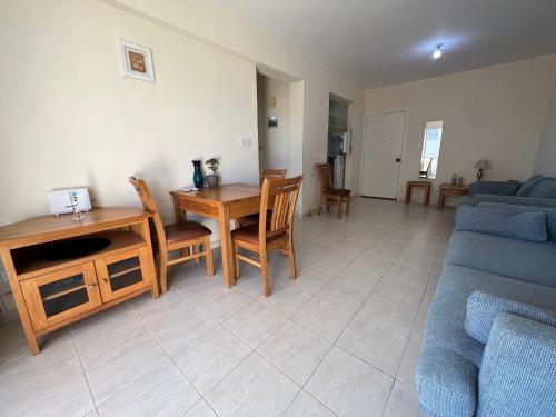 Galeriebild der Unterkunft Nice 1 Bedroom Apartment in Chloraka with a Garden in Paphos City