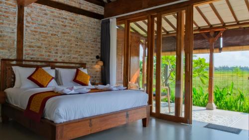 Кровать или кровати в номере Rumah Tengah Sawah Bali