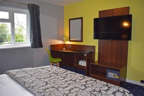 Televisyen dan/atau pusat hiburan di Quality Hotel Coventry