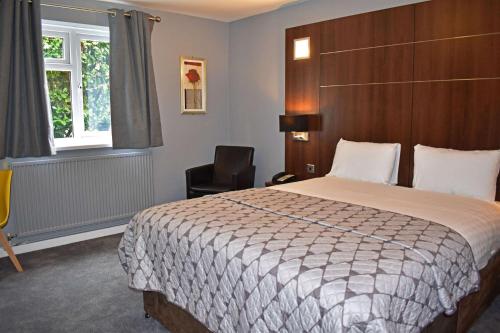 Katil atau katil-katil dalam bilik di Quality Hotel Coventry