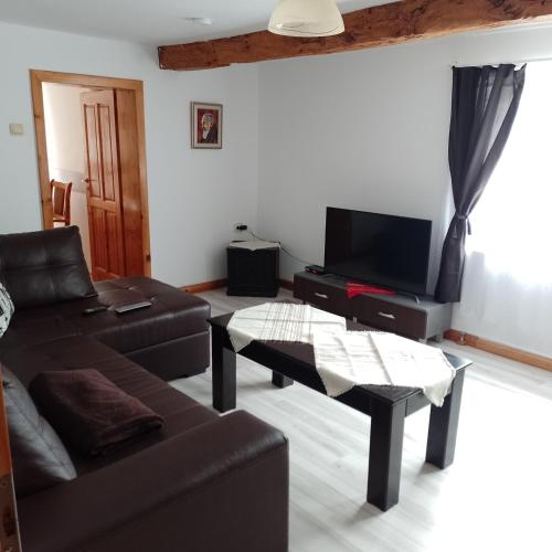 a living room with a couch and a tv at Villa Nina in Kramolin in Kramolin