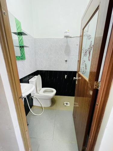 a bathroom with a toilet and a sink at New Eagle Best Inn in Haputale